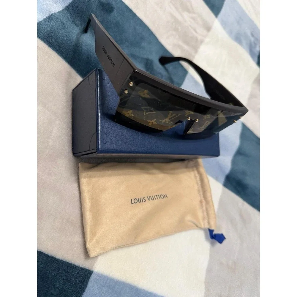 Louis Vuitton Shield Sunglasses Monogram Lens Z1671E black/gold w/full package